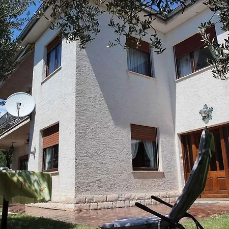Three-bedroom In I *